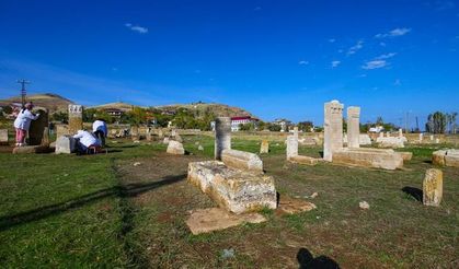 Selçuklu Mezarlığı'nda 8 sandukalı mezar gün yüzüne çıkarıldı